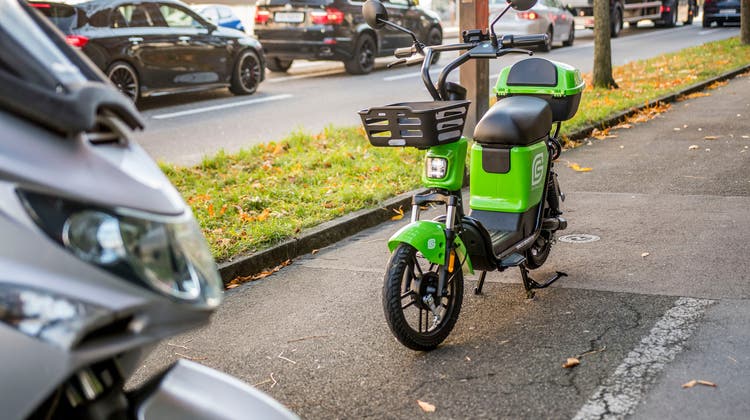 Die neuen E-Mopeds von «Go Green City» sind zwar geräuschlos, fallen aber durch ihr schrilles Aussehen auf. (Nicole Nars-Zimmer)