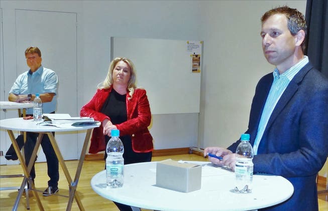 Die drei Gemeinderatskandidaten für den zweiten Wahlgang anlässlich einer Podiumsdiskussion: Urs Humbel (von links), Barbara Moser und der nun gewählte Christian Moser.