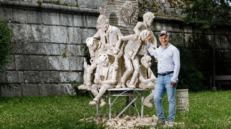 Künstler Simon Azar vor der Skulptur die hinter der Krummturmschanze steht. (Hanspeter Bärtschi / SZ)