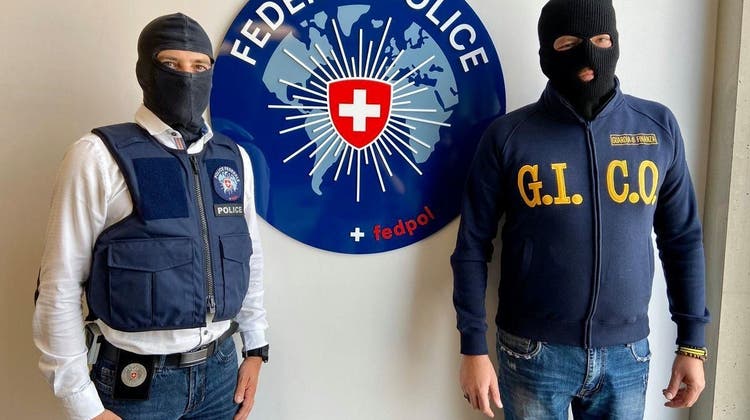 Italienische und Schweizer Polizisten nach einer Razzia bei der `Ndrangheta. Erwacht die Schweiz im Kampf gegen das organisierte Verbrechen? (Fedpol)