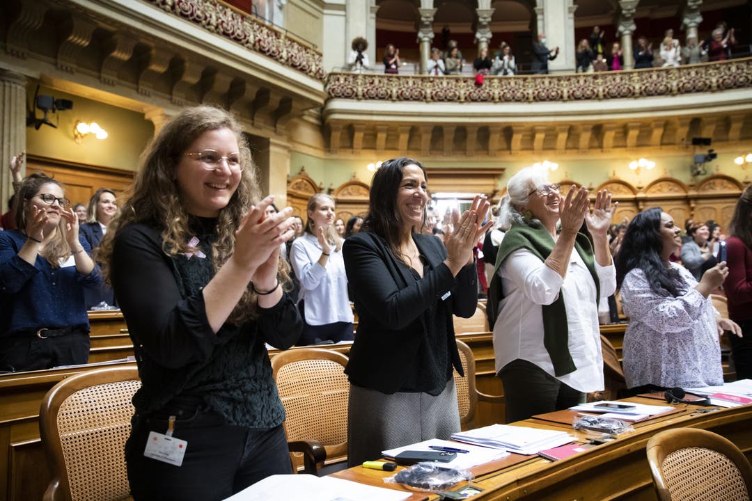 Teilnehmerinnen an der Frauensession applaudieren.