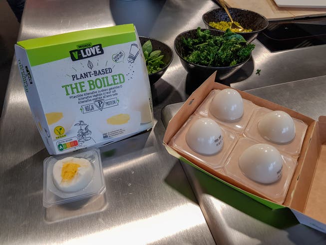 Vier Eier in Plastikfolie, darum eine Kartonschachtel unter mit dem V-Love-Brand der Migros drauf: So sieht das weltweit erste vegane Ei aus, das die Migros am 29. Oktober 2021 präsentierte. 