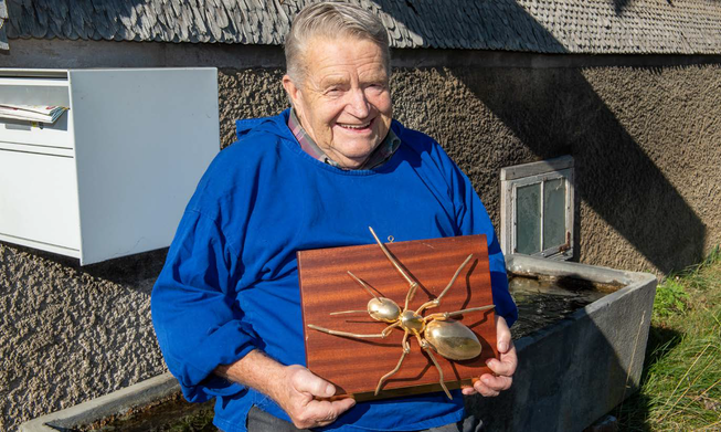 Den Wanderpreis erhält Wettermissionar Martin Horat Horat noch. Stolz zeigt er bei sich zu Hause in Rothenthurm eine goldene Ameise.