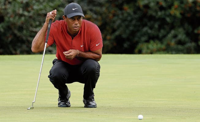 Tiger Woods wählt vor seinen Schlägen stets den gleichen Ablauf – und er trägt am Finaltag immer ein rotes Oberteil.