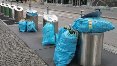 Wie in Aarau soll es auch in Erlinsbach künftig farbige Güselsäcke statt der Güselmarken sowie Unterflur-Sammelstellen für Glas und Dosen geben. (Urs Helbling)