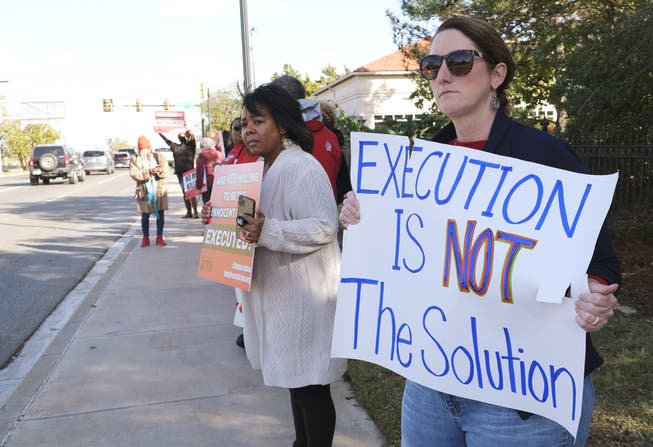 Menschen demonstrieren gegen die Todesstrafe in Oklahoma.