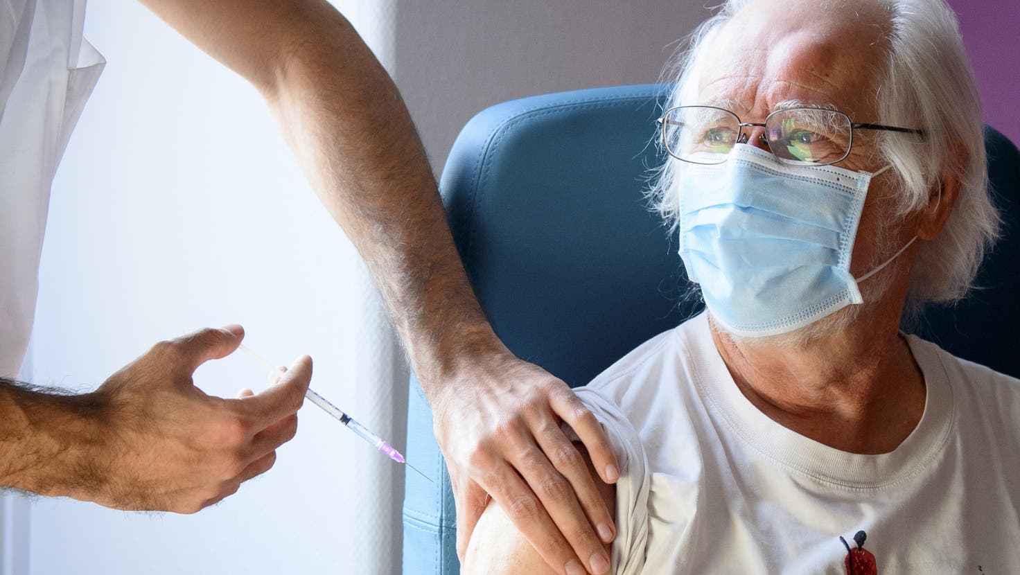 Nebst Immunsupprimierten wird neu auch allen über 80-Jährigen per sofort eine zweite Auffrischimpfung empfohlen. (Laurent Gillieron/Keystone)