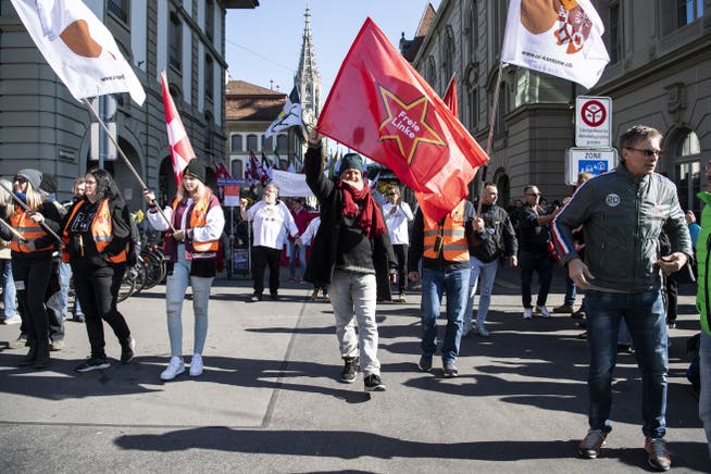 Die Fahne der «Freien Linken» bei einer Kundgebung gegen die Corona-Massnahmen am Samstag, 23. Oktober, in Bern.