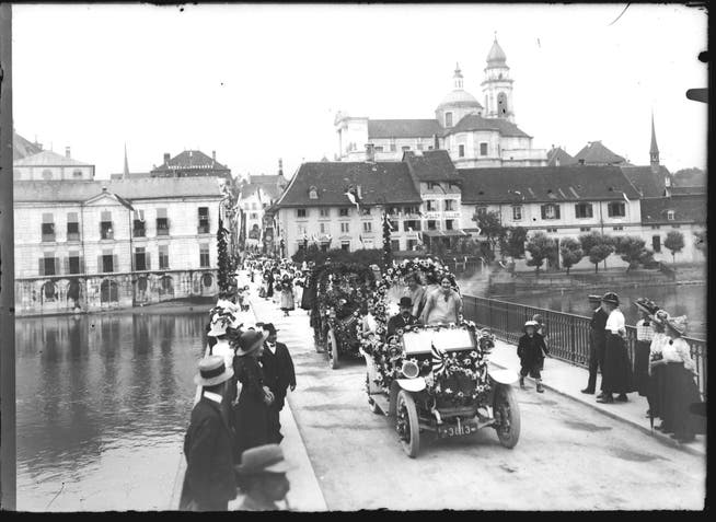 Parade über die Kreuzackerbrücke.