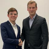Lucian Schneider, neuer Präsident der JSVP Kanton Luzern, und David Trachsel, Präsident JSVP Schweiz (von links). (Bild: PD)