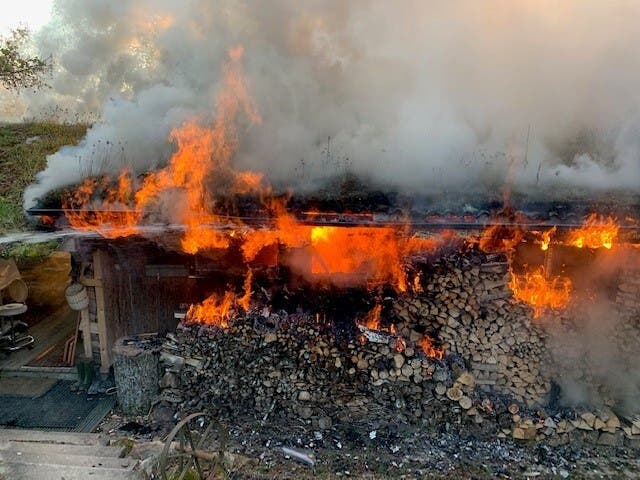 Oberlunkhofen, 29. Oktober: Ein Brand verwüstete ein Wochenendhaus. Dieses ist vorübergehend nicht mehr bewohnbar. Für einen Hund kam jede Hilfe zu spät.