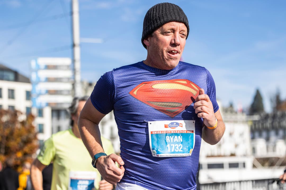 Superman Ryan Sheppard aus Credition / Polen hat sich den Halbmarathon vorgenommen - erkennbar am blauen Teilnehmerschild.