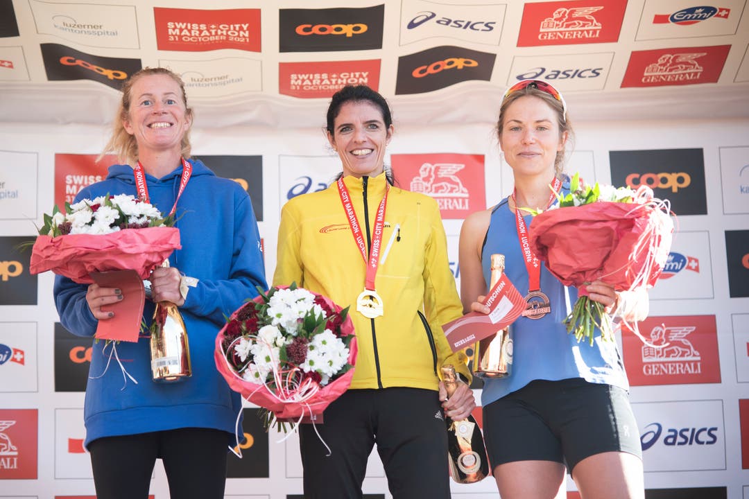 Platz 1 bis 3 der Kategorie Overall Marathon Frauen ging an: 1. (Mitte) Patricia Mordeli, Cham, 2. (links) Monique Hofer, Tschugg, 3. (rechts) Marieke Statsch, Zürich. Das Bild entstand am Sonntag, 31. Oktober 2021.