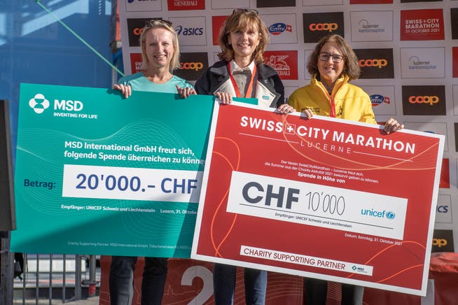 Sie haben die Checks übergeben (von links) Ans Heirman, AVP Managing Director MSD Switzerland, Bettina Junker, Geschäftsleitung Unicef, Ruth Strässle, Swiss City Marathon - Lucerne