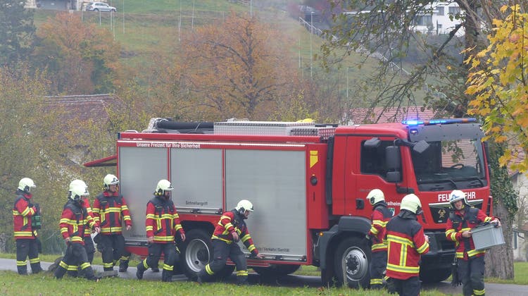 Die Feuerwehr Thalheim ist bereits bestens mit dem neuen Tanklöschfahrzeug vertraut. (Deborah Bläuer / Aargauer Zeitung)