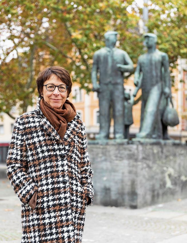 Symbolischer Rollenwechsel: Auf dem Arbeiterdenkmal von Karl Geiser aus dem Jahr 1964 läuft die Frau noch versteckt hinter den Männern. Veronika Sutter steht hier hingegen selbstbewusst auf dem Helvetiaplatz für den erkämpften Platz nach den Frauenstreiks.
