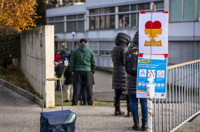 Infolge der Pandemie dürfte die Anzahl armutsbetroffener Menschen noch weiter ansteigen, meint die Sozial- und Gesundheitskommission. In Lausanne standen während dem Lockdown Bedürftige für Lebensmittel an.