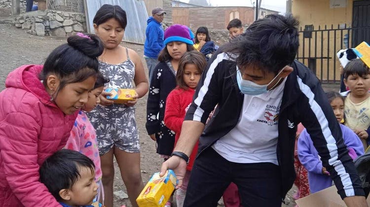 Sandro Stocker ist für die Breel Embolo Stiftung in Lima unterwegs und verteilt Esswaren. (Zvg)