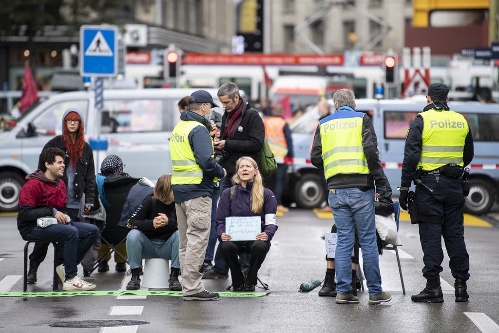 Die Stadtpolizei Zürich ist mit Wegweisungen eingeschritten. Einzelne Demonstrierende wurden weggetragen.
