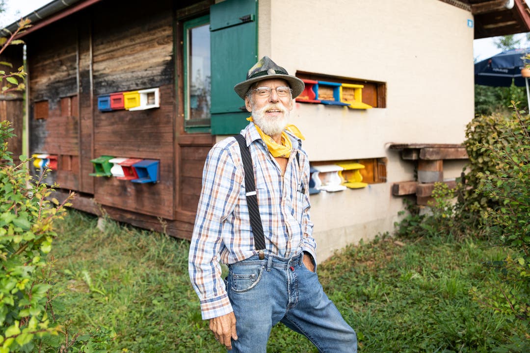 Erich Jung imkert mit Begeisterung beim Bienenhaus in Uitikon.
