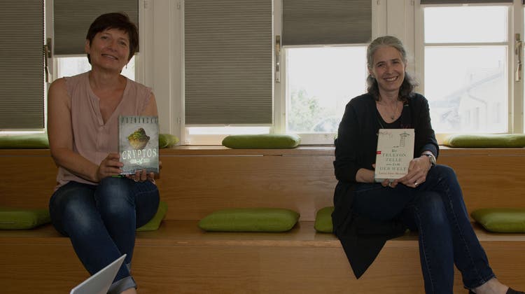 Bibliothek Zufikon: Astrid Schär (links) und Simone Soricelli zeigen ihre Buchtipps. (Verena Schmidtke)