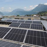 Neubauten müssen einen Teil des Strombedarfs künftig selber liefern. Dafür eignet sich eine Fotovoltaikanlage, wie hier auf dem Dach der Siedlung Am Aawasser. (Bild: Urs Hanhart (Buochs, 15. Juni 2021))