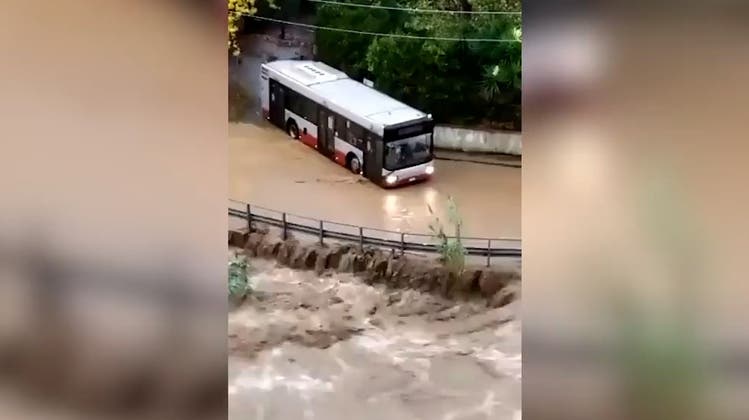 Strassen geflutet und Bus weggeschwemmt: Heftige Regenfälle treffen Ligurien