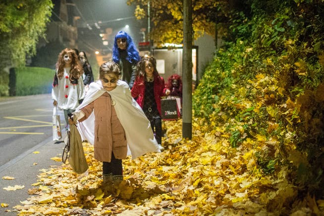 Verkleidete Kinder unterwegs an Halloween in St. Gallen St. Fiden.