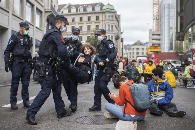 Die Stadtpolizei Zürich musste in den vergangenen Tagen vermehrt Demonstrierende wegtragen, die die Strassenblockaden nicht auflösen wollten. (Archivbild) 