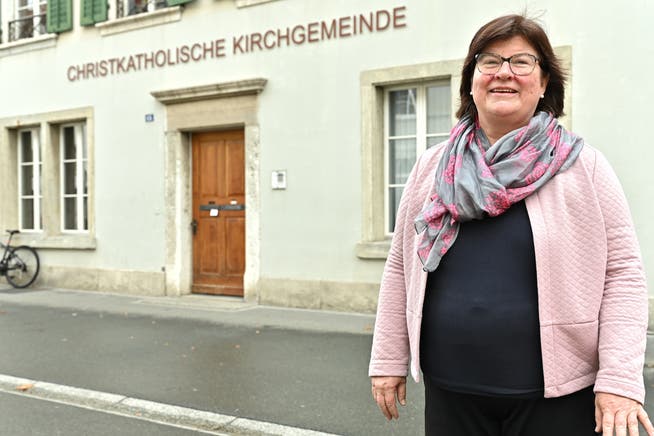 Kirchgemeindepräsidentin Monique Rudolf von Rohr vor dem Kirchgemeindehaus, wo im rechten Teil ein Ladenlokal entstehen soll. 
