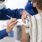 Impfen ist für die Urner Regierung der entscheidende Schlüssel für eine baldmögliche Beendigung der Covid-19-Pandemie. (Bild: Gaetan Bally / Keystone (Zürich, 7. September 2021))