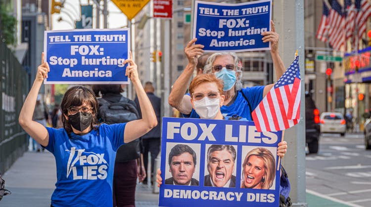 Fox News hat beides: viele Fans und viele Feinde. (Bild: Erik McGregor/Getty (Manhattan, 24. August 2021))