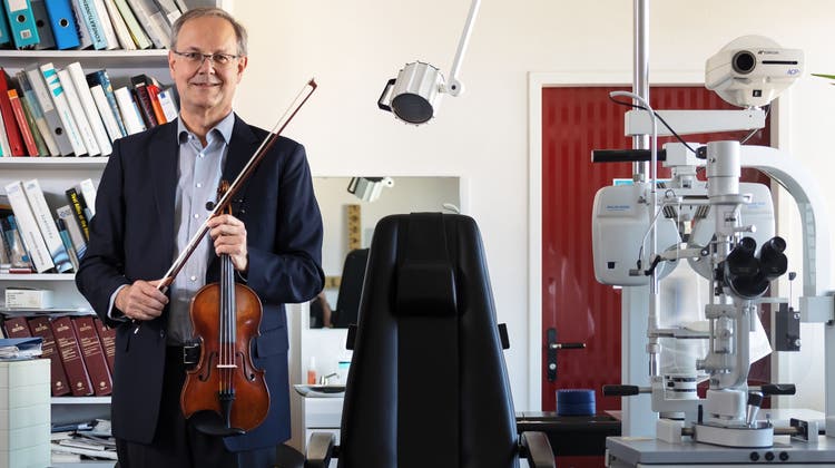 Dr. Erwin Willa steht in seiner Praxis in Solothurn. Er ist Augenarzt und Musiker. (Hanspeter Bärtschi)