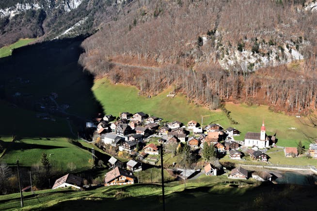 Isenthal in den 80er-Jahren. Im Spätherbst legt sich der Schatten des mächtigen Horns über das Dorf.
