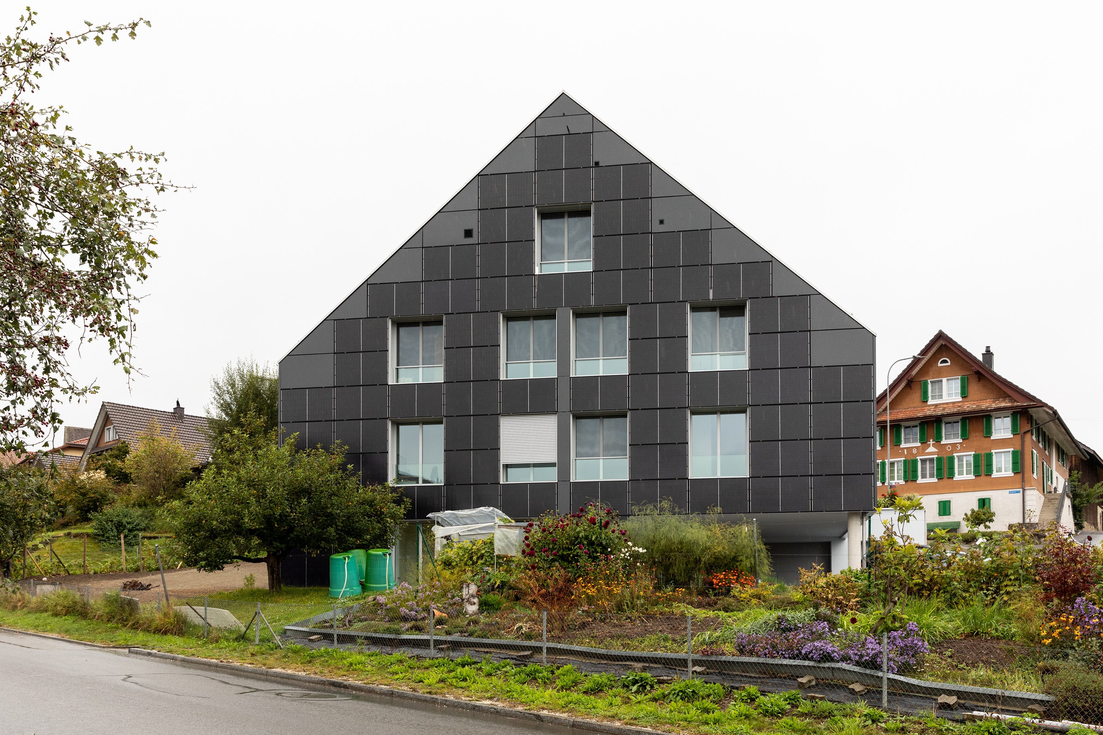 Das erste autarkiefähige Mehrgenerationenhaus der Schweiz in Benzenschwil präsentiert sich futuristisch.