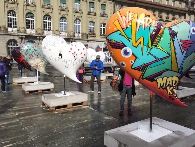 Die Open-Air-Ausstellung «Heart Beats» findet auf dem Berner Bundesplatz statt. 