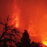 Der Vulkan speit auch am 19. Tag nach Ausbruch Lava und Asche. (Carlos De Saa / EPA)