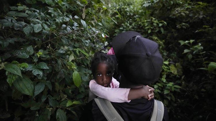 Viele Verzweifelte kommen mit nichts als ihren Kindern auf dem Arm und ein paar Kleidern im Rucksack im Dschungel von Darién an. (AP)