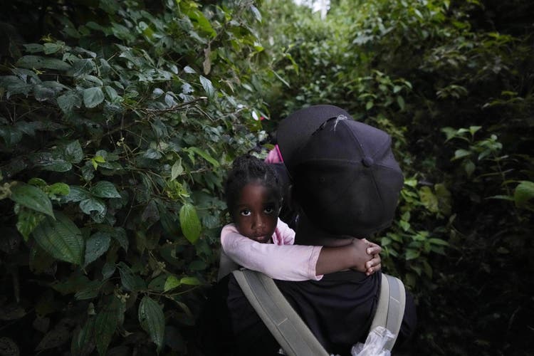 Viele Verzweifelte kommen mit nichts als ihren Kindern auf dem Arm und ein paar Kleidern im Rucksack im Dschungel von Darién an. 