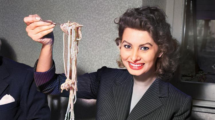 Ist die richtige Sauce dran? Filmstar Sophia Loren zeigt 1953, wie man eine Gabel Spaghetti nicht in den Mund bringt ... (Bild: Franco Fedeli / Keystone (koloriert))