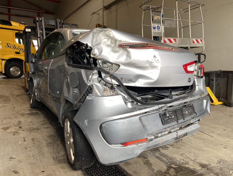 Kölliken AG, 07. Oktober: In Kölliken kam es am frühen Donnerstagmorgen zu einem Unfall. Involviert waren zwei Autos und ein Lastwagen. Vier Personen wurden mit leichten Verletzungen ins Spital gebracht.