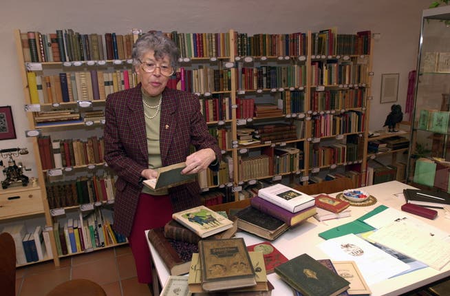 Lotte Ravicini-Tschumi in ihrem Kabinett für sentimentale Trivialliteratur im Jahr 2001.
