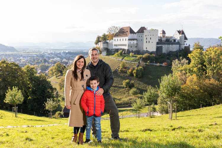Verónica und Fernando Scheps mit ihrem Sohn Fran auf dem Goffersberg vor dem Schloss Lenzburg. Der Argentinier führt das Twitter-Portal «Viviendo en Suiza», wo er vom Leben hierzulande berichtet.