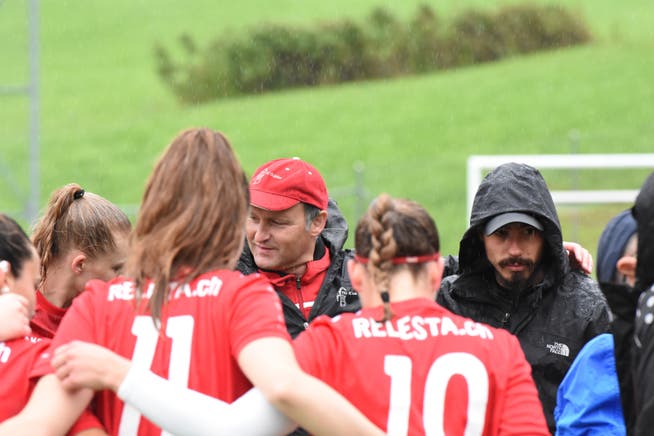 Bühler-Trainer Antonio Romano (mit roter Mütze) im Kreis seines Teams.