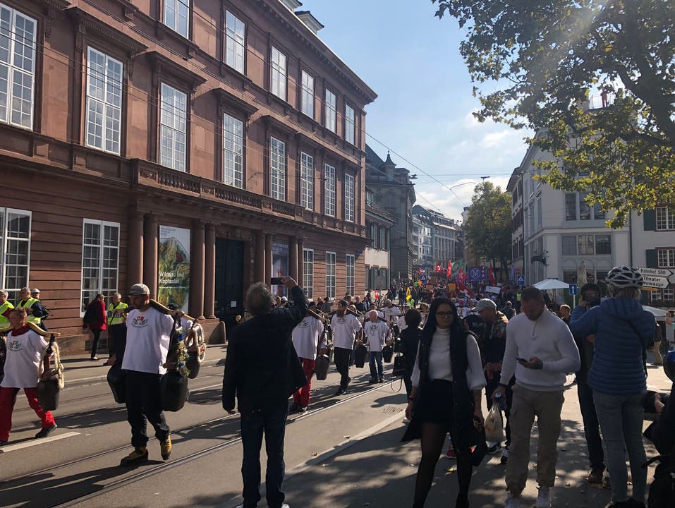 Die Demonstration bewegt sich auf der Elisabethstrasse in Richtung Bankverein.