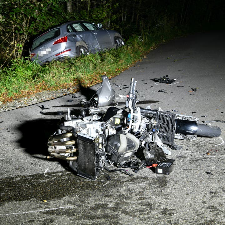 Küttigen, 09. Oktober: In Küttigen prallten am frühen Freitagabend ein Auto und ein Motorrad frontal ineinander. Der Motorradlenker wurde schwer verletzt mit dem Helikopter ins Spital geflogen.