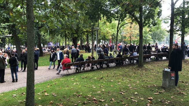 Rund 1000 Personen haben sich gegen 14 Uhr im De Wette Park versammelt. 