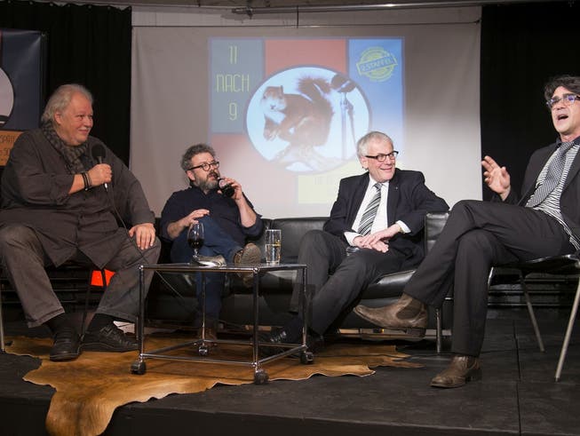 Pipo Kofmehl und Kurt Fluri in der Talkshow «11 nach 9» in der Kulturgarage. Jens Wacholz unterhält sich mit seinen Gästen (v. l): Heinz Urben, Pipo Kofmehl und Kurt Fluri.