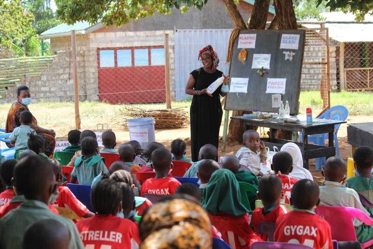 Zuena Baschung-Fondo informiert Kinder in Kenia bei einem Workshop zum Thema Recycling. Gemeinsam mit ihren Mitstreitern von Shelterplast will sie dereinst Plastikhäuser in Kenia bauen. 