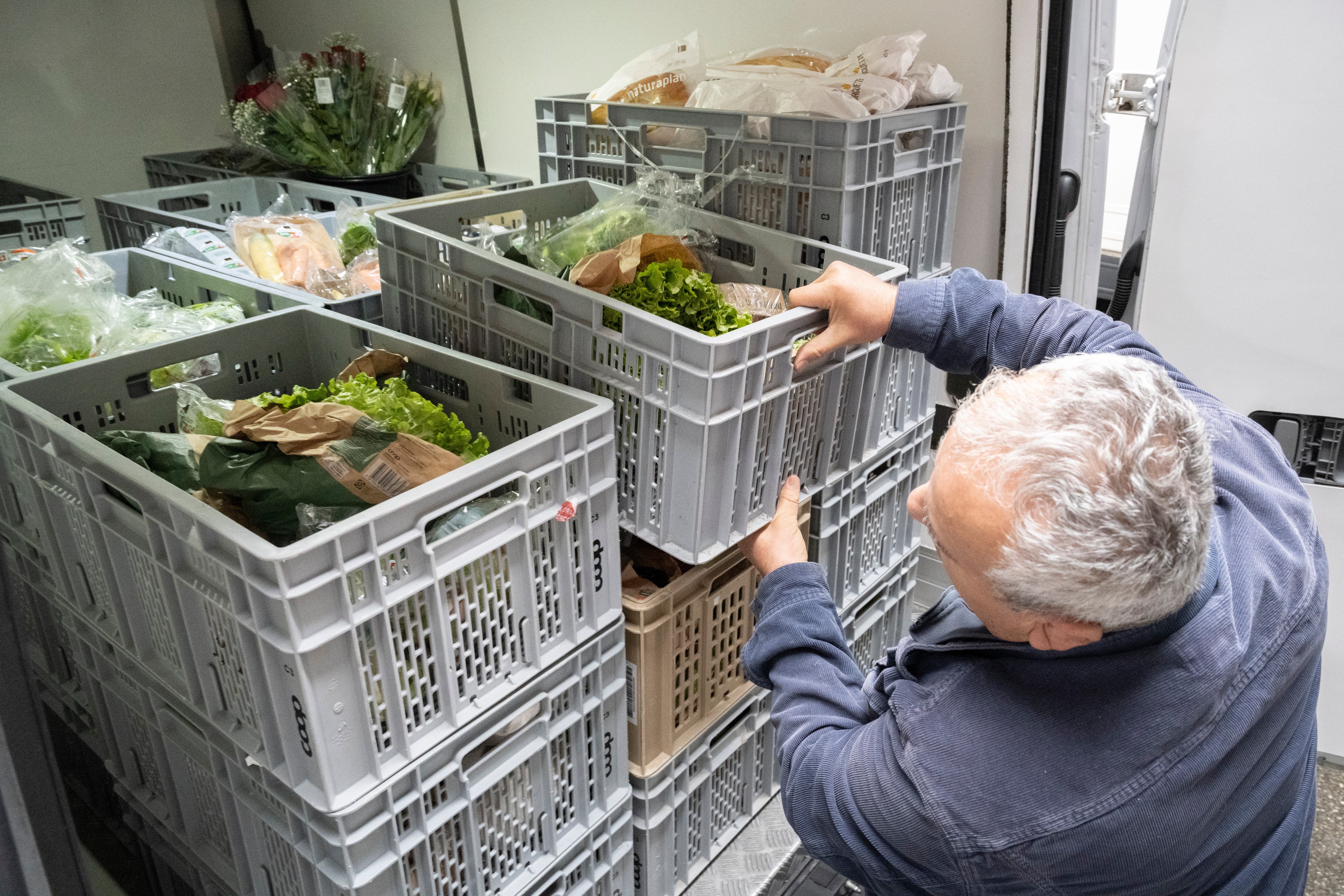 Viel Salat und Gemüse, aber auch Brot und sogar ein paar Blumen: Abbas Hussein lädt kistenweise Lebensmittel in den Lieferwagen.